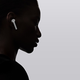 Imagen para el artículo titulado Apple sabe que vas a perder uno de tus AirPods y te cobrará $69 por reemplazarlo